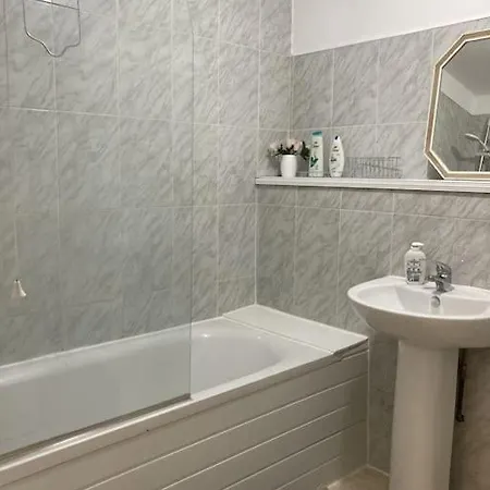 아파트 Spacious Two Bed Flat With Free Secure Parking *