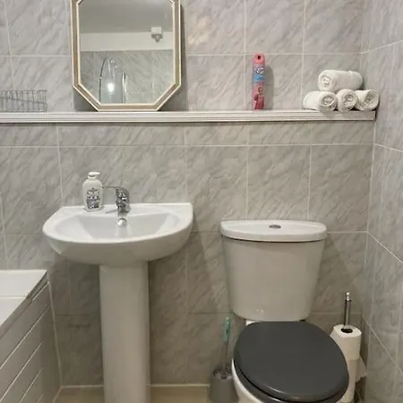 Spacious Two Bed Flat With Free Secure Parking 버밍엄