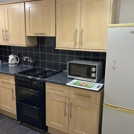 Spacious Two Bed Flat With Free Secure Parking * 버밍엄