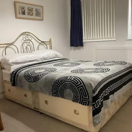 Spacious Two Bed Flat With Free Secure Parking 아파트