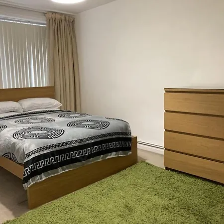 Spacious Two Bed Flat With Free Secure Parking 아파트